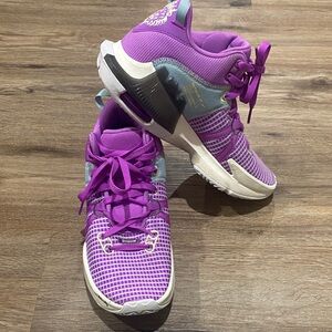 Nike LeBron Witness Basketball/Volleyball  Athletic Shoes